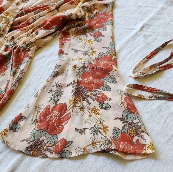 Lulu's Bell Sleeve Floral Cross Front Closure Sz. M Romper - Picture 6 of 12